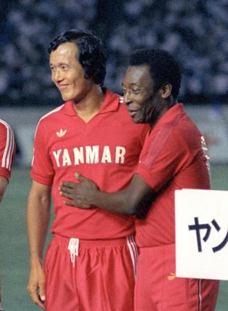 　１９８４年８月、引退試合を終えた釜本邦茂選手（左）をねぎらう