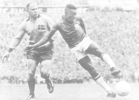 １９５８年Ｗ杯スウェーデン大会決勝のスウェーデン戦で、シュートを放つブラジルのペレ（右）（ゲッティ＝共同）