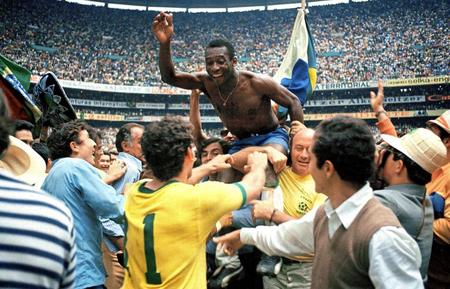 １９７０年Ｗ杯メキシコ大会でブラジルが３度目の優勝を果たし、喜ぶペレ（ゲッティ＝共同）