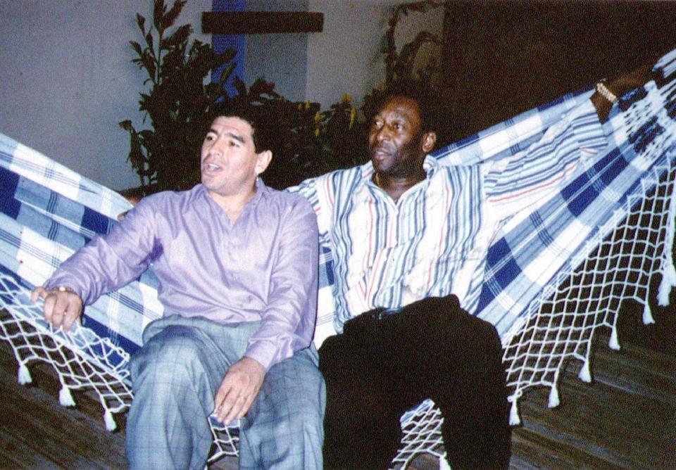 　リオデジャネイロでのレセプションで、一緒に休憩するペレ氏（右）とマラドーナ氏＝１９９５年５月（ロイター＝共同）