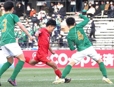 後半、同点ゴールを決める神村学園・西丸（中央）＝撮影・西岡正