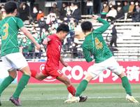 後半、同点ゴールを決める神村学園・西丸（中央）＝撮影・西岡正