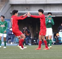 　青森山田に勝利し、有馬康汰（左）とタッチを交わす神村学園・福田師王（撮影・西岡正）