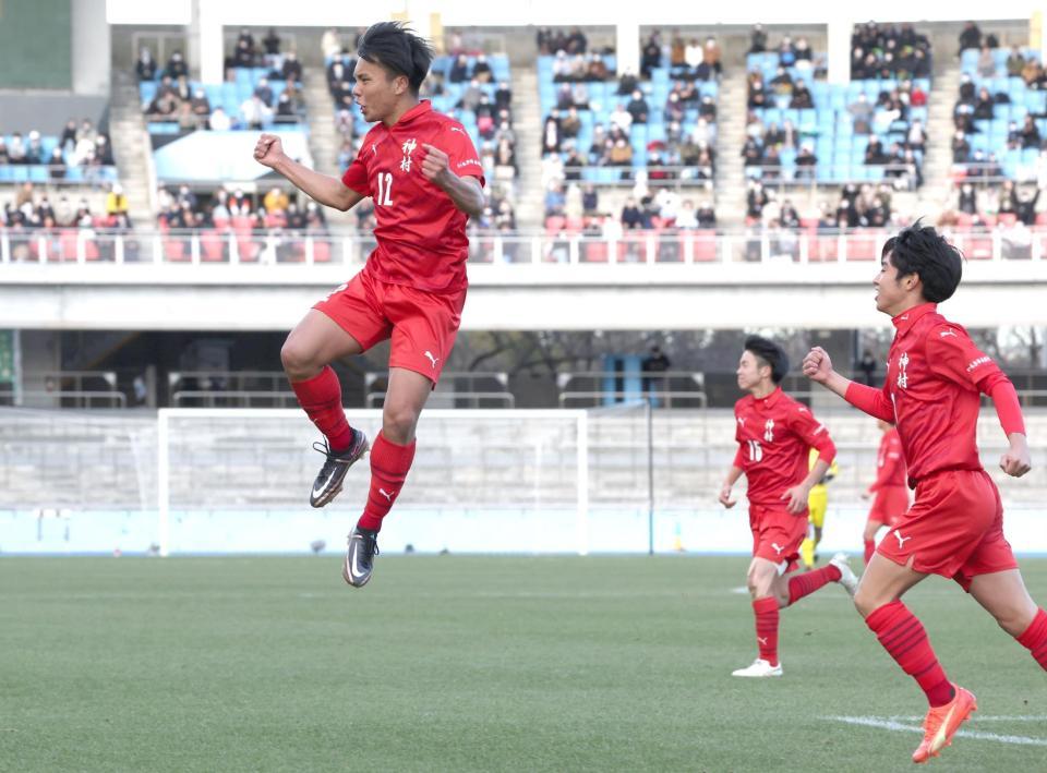 　後半、同点ゴールを決め、ジャンプする神村学園・西丸道人（撮影・西岡正）