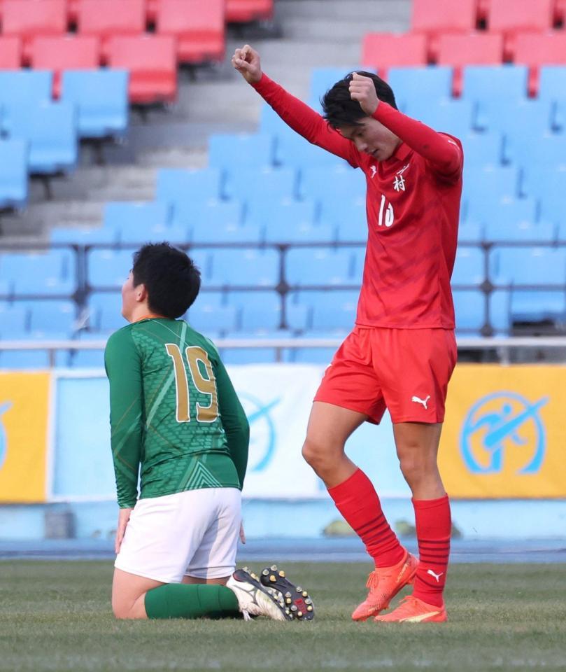 準決勝進出を決め、ガッツポーズする神村学園・福田（撮影・西岡正）