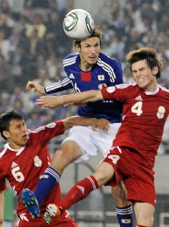 　２０１１年、Ｗ杯アジア３次予選のタジキスタン戦で、ヘディングシュートを決めるハーフナー・マイク（中央）＝大阪市