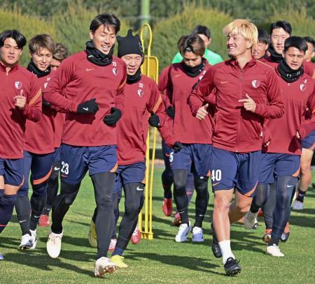 　ランニングするＪ１鹿島の選手たち＝茨城県鹿嶋市