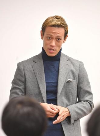 　エド・オール・ユナイテッドの参加者に話をするＧＭの本田圭佑（撮影・佐々木彰尚）