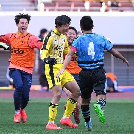 　決勝進出を決めた岡山学芸館イレブン＝１月７日