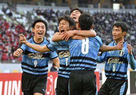 　第１０１回全国高校サッカー選手権決勝の東山戦の後半、勝ち越しゴールを決め喜ぶ木村（左から２人目）ら岡山学芸館イレブン。初優勝を果たした＝９日、国立競技場