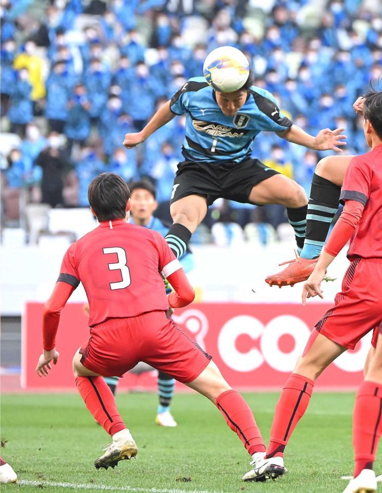 　後半、ヘディングシュートで勝ち越しゴールを決めた岡山学芸館・木村（撮影・伊藤笙子）