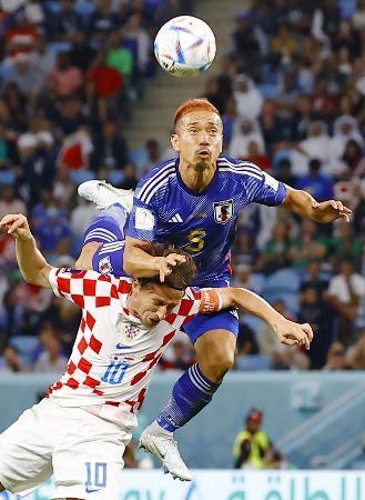 　Ｗ杯カタール大会のクロアチア戦で、モドリッチ（下）と競り合う長友＝２０２２年１２月（共同）