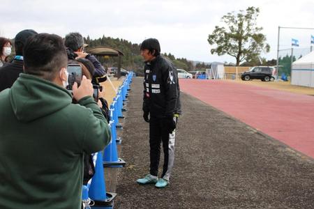 　集まったファンにあいさつする横浜ＦＣ・中村俊輔コーチ