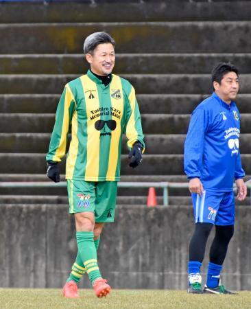 　地元少年サッカークラブのイベントに参加したサッカー元日本代表のＦＷ三浦知良（左）＝静岡市