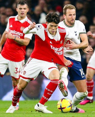 　トットナム戦の後半、ケーン（右）と競り合うアーセナルの冨安＝ロンドン（共同）