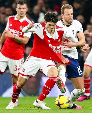 　トットナム戦の後半、ケーン（右）と競り合うアーセナルの冨安（共同）