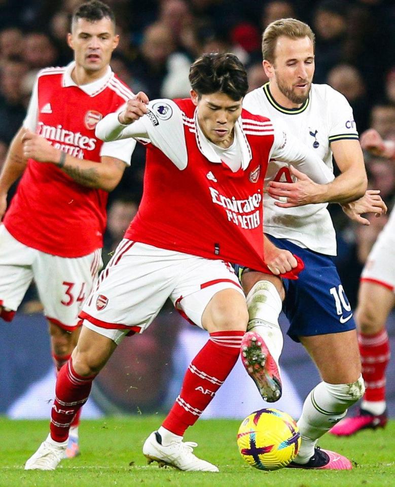 　トットナム戦の後半、ケーン（右）と競り合うアーセナルの冨安（共同）