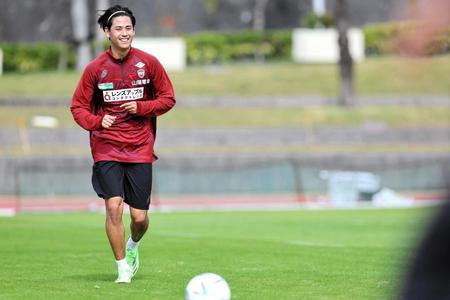 　沖縄キャンプ中のＶ神戸・汰木康也（ⓒＶＩＳＳＥＬ　ＫＯＢＥ）