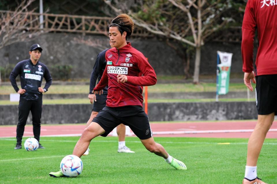 　沖縄キャンプ中のＶ神戸・汰木康也（ⓒＶＩＳＳＥＬ　ＫＯＢＥ）