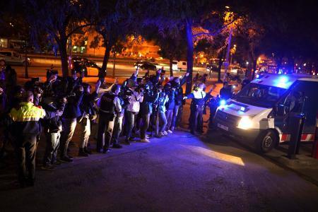 　裁判所前でアウベスを乗せた警察車両を撮影する報道陣＝２０日、バルセロナ（ＡＰ＝共同）