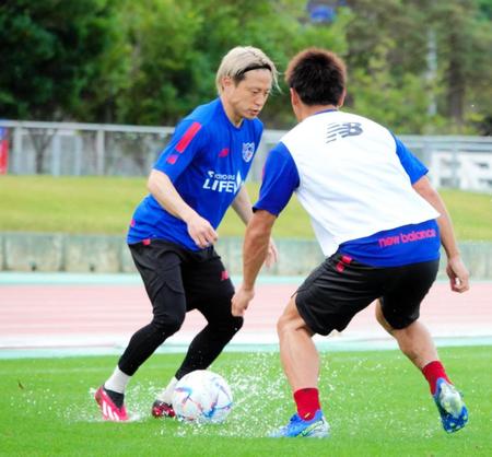 　キャンプで調整を続けるＦＣ東京・仲川（左）＝ＦＣ東京提供