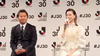　Ｊリーグ３０周年記念イベントのトークショーに参加した女優・観月ありさ（右）とＪリーグ・野々村チェアマン