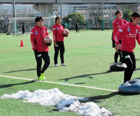 　雪の残る中、皇后杯決勝に向け調整した高瀬（左）らＩＮＡＣ神戸のイレブン