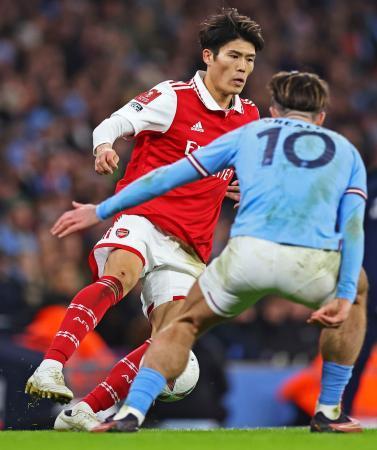 　マンチェスター・シティー戦の後半、攻め込むアーセナルの冨安＝マンチェスター（共同）