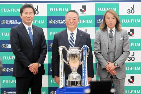 　概要発表会見に出席した（左から）野々村チェアマン、浜直樹氏、北沢豪氏