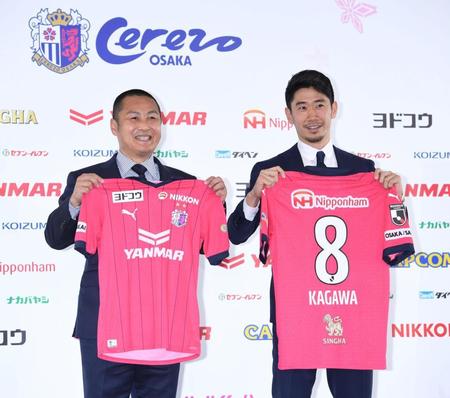 　フォトセッションで笑顔を見せる香川真司（右）と森島寛晃社長（撮影・棚橋慶太）