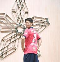 　背番号８番のユニフォーム姿を披露する香川真司（撮影・棚橋慶太）