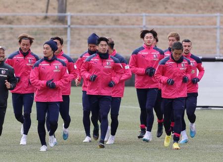 　チームに合流しランニングする香川（中央）＝撮影・山口登