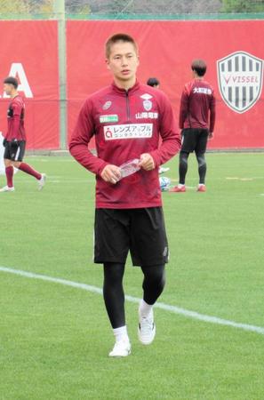 　丸刈りで新天地での活躍を誓う井出