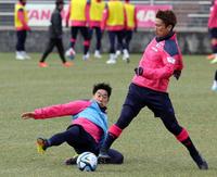 　チームに合流した香川（左）はミニゲームで軽快な動きを見せる（撮影・山口登））