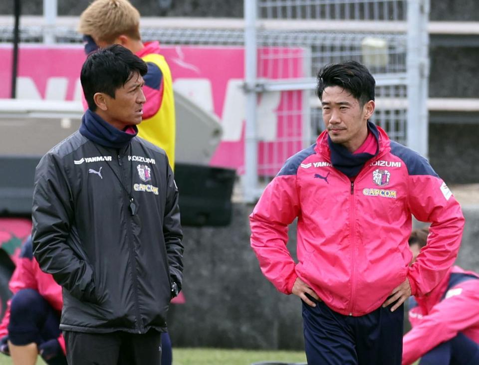 　練習を終え小菊監督（左）から声を掛られる香川（撮影・山口登）