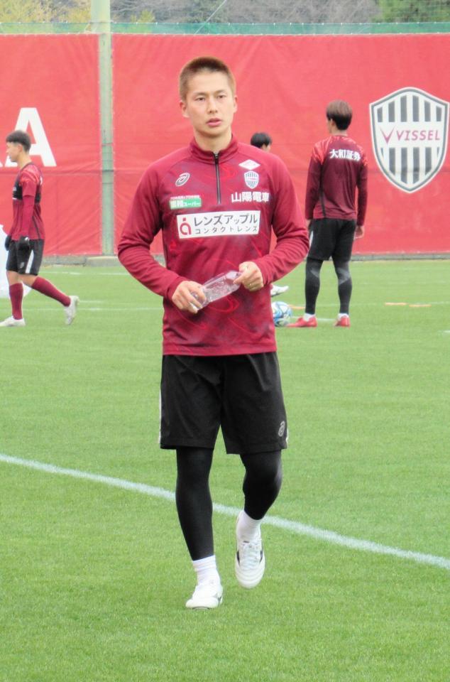 　丸刈りで新天地での活躍を誓う井出