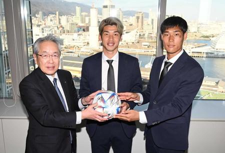 　神戸新聞社を訪れ、高梨柳太郎社長（左）にサインボールを贈呈した大迫勇也（中央）と山川哲史
