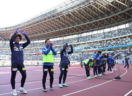 　試合前、集まったサポーターにあいさつする三平（左端）ら甲府イレブン（撮影・吉澤敬太）