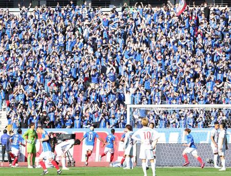 　前半、横浜Ｍ・エウベル（７）のゴールを喜ぶ横浜Ｍサポーター（撮影・吉澤敬太）