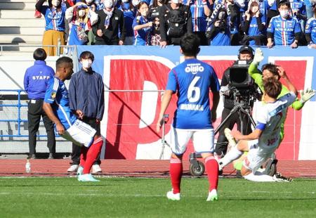 　前半、先制ゴールを決める横浜Ｍ・エウベル（左）＝撮影・吉澤敬太