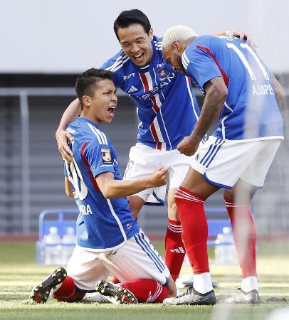 　横浜Ｍ-甲府　後半、勝ち越しゴールを決め、喜ぶ横浜Ｍ・西村（左）＝国立競技場