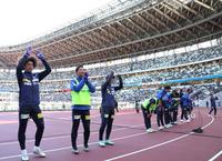 　試合前、集まったサポーターにあいさつする三平（左端）ら甲府イレブン（撮影・吉澤敬太）