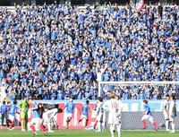 　前半、横浜Ｍ・エウベル（７）のゴールを喜ぶ横浜Ｍサポーター（撮影・吉澤敬太）