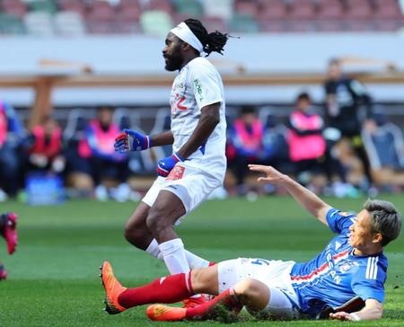 　前半、ゴールネットを揺らす甲府のピーター・ウタカ。一度はビデオ判定になるも、その後ゴールが認められる（撮影・吉澤敬太）