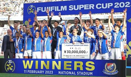 　富士フイルム・スーパー杯を制し喜ぶ横浜Ｍイレブン（撮影・吉澤敬太）