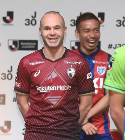 　ゲストとして登場したイニエスタ。後方は長友（撮影・堀内翔）