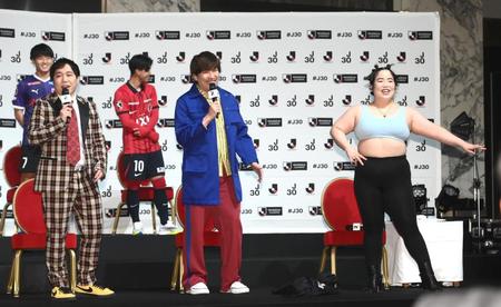 　ゲストとして登場したＥＸＩＴ・りんたろー。（中央）。左は霜降り明星・せいや、右はゆりやんレトリィバァ（撮影・堀内翔）