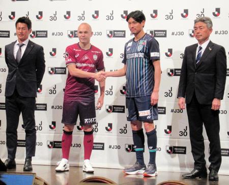 　開幕カード会見に参加した（左から）神戸・吉田監督、イニエスタ、福岡・城後、長谷部監督