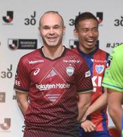 　ゲストとして登場したイニエスタ。後方は長友（撮影・堀内翔）