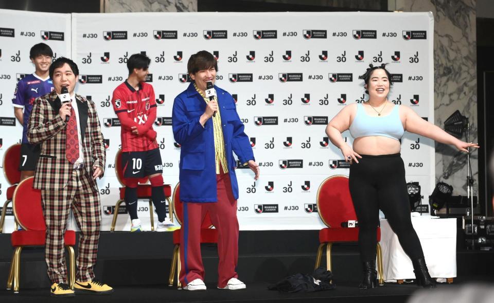 　ゲストとして登場したＥＸＩＴ・りんたろー。（中央）。左は霜降り明星・せいや、右はゆりやんレトリィバァ（撮影・堀内翔）